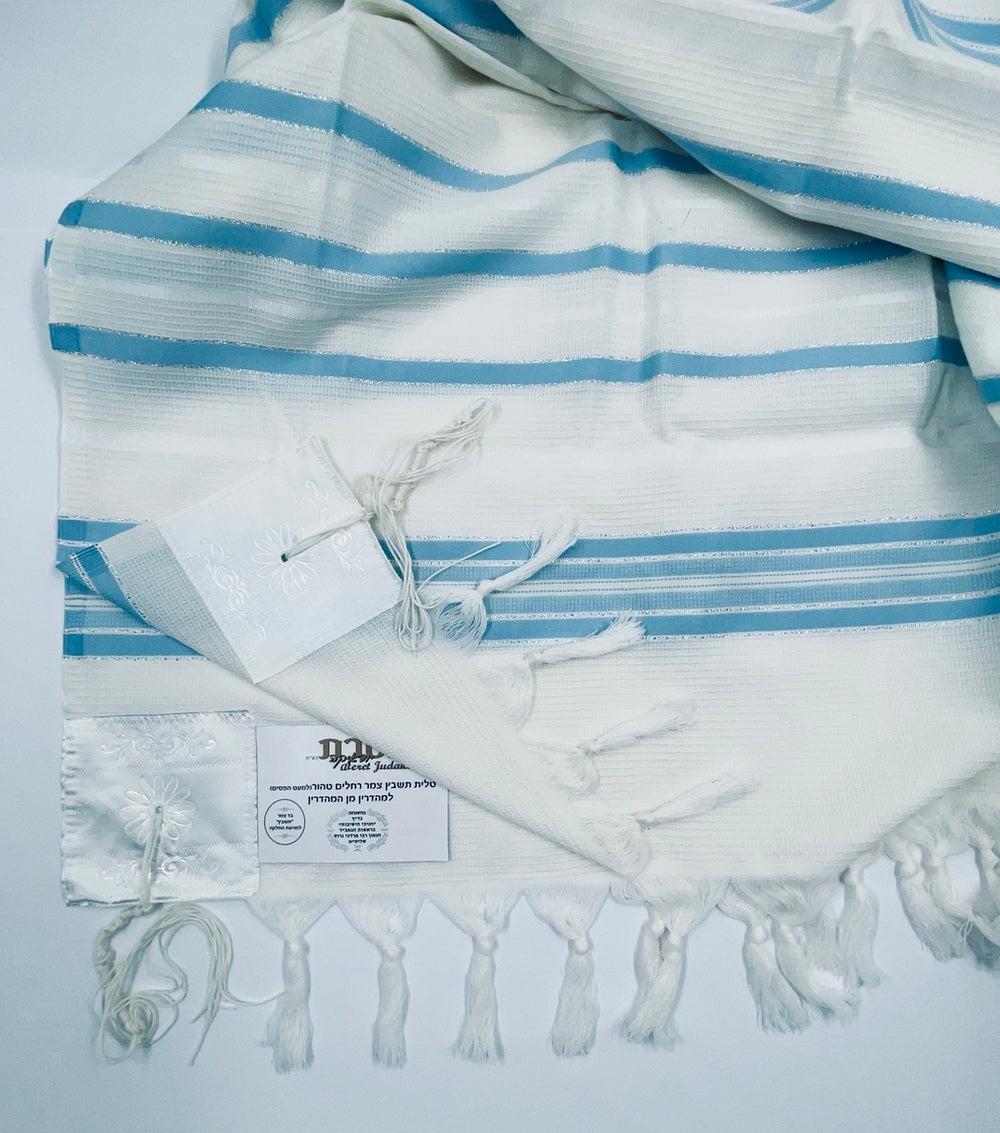 טלית מהודרת מצמר רחלים 100% בדוגמת תשבץ בצבע תכלת